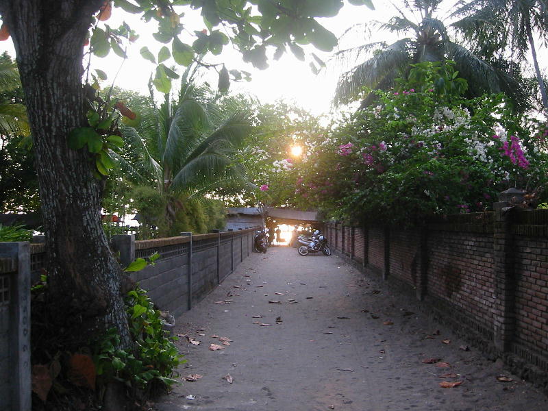 Beach access (Senggigi, Lombok).JPG