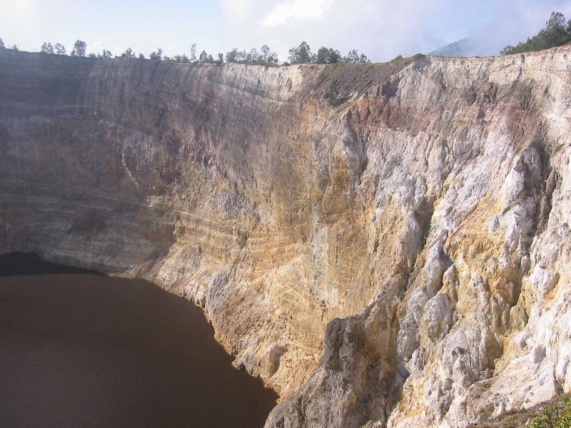 Kelimutu violet lake (Kelimutu, Flores).JPG