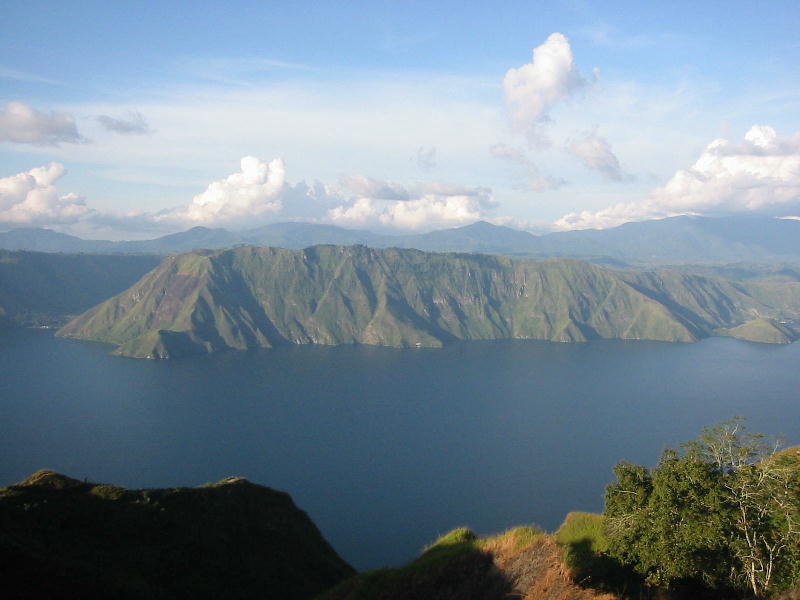 Outer crater 6 (Lake Toba, Sumatra).JPG