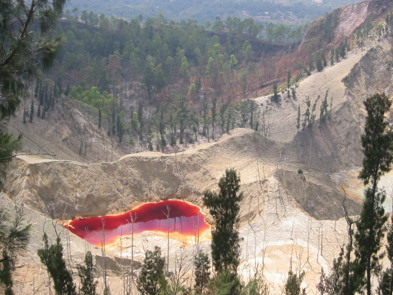 Red crater lake (Bajawa, Flores).JPG