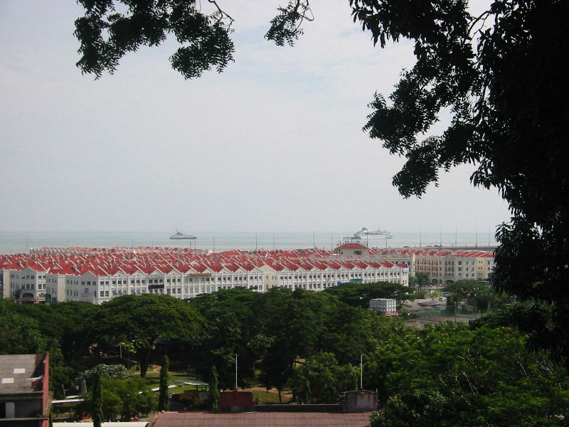 Cruiseboats in Melaka strait.JPG