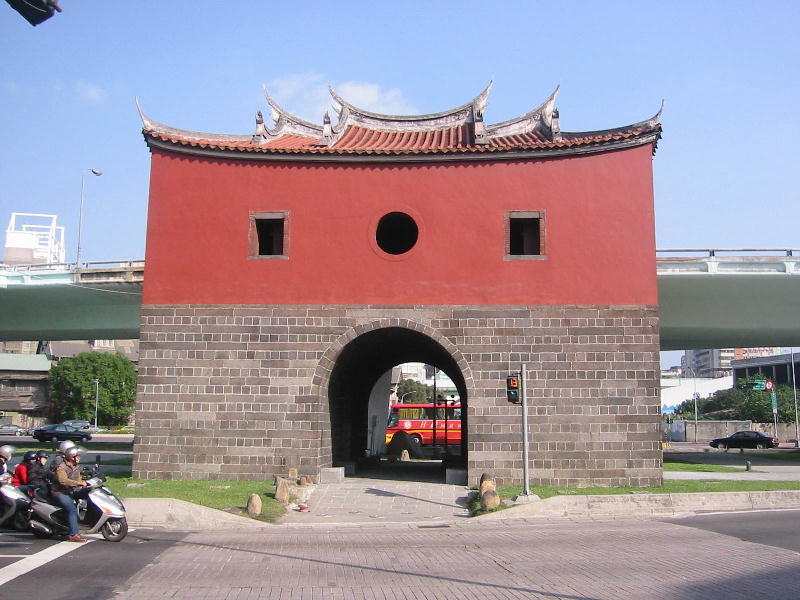 Old town gate (Taipei).JPG